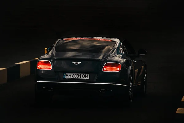 Odessa Ukrajna Szeptember 2021 Luxus Brit Autó Bentley Continental Sötétben — Stock Fotó