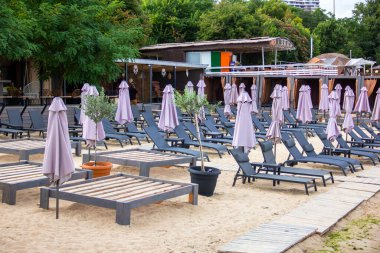 Kumsaldaki güneş pansiyonları. Denizde dinlen. İnsanlar olmadan