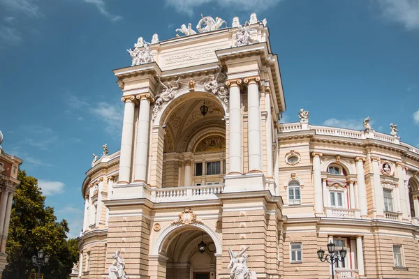 Odessa, Ukrayna - 5 Eylül 2021: Odessa Devlet Akademik Opera ve Bale Tiyatrosu. Eski tiyatro. Güzel Odessa