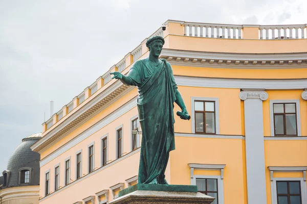 Odessa, Ukrayna - 5 Eylül 2021: Tarihi bir yer. Odessa 'daki Duke de Richelieu Anıtı