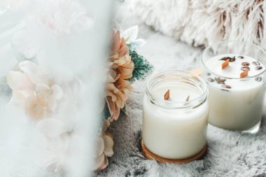 İç kısımda kokulu mumlar. İç kısımları süt renginde. Bardaktaki mumlar.