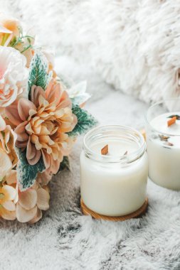 İç kısımda kokulu mumlar. İç kısımları süt renginde. Bardaktaki mumlar.