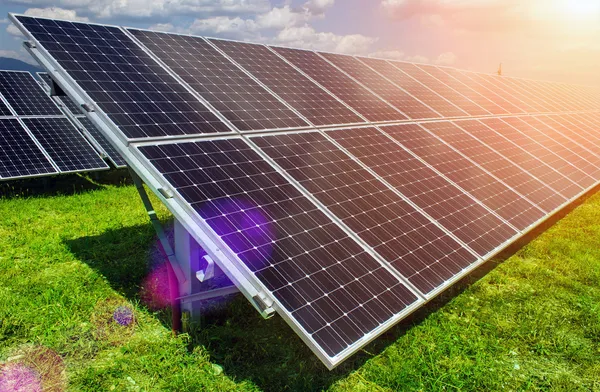 Solarzellen und erneuerbare Energien — Stockfoto