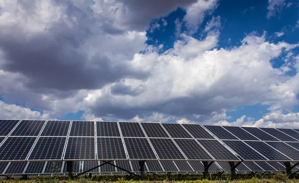 Panel solar y energía renovable — Foto de Stock