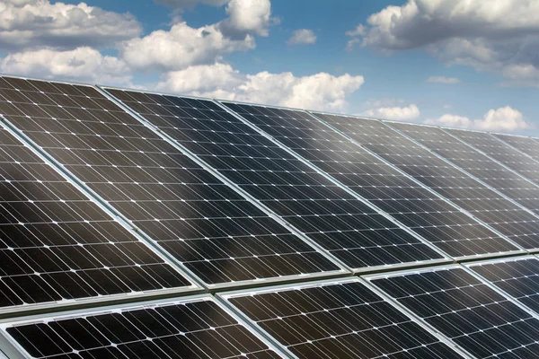 Solarzellen und erneuerbare Energien Stockbild