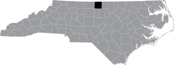 ノースカロライナ州の灰色の行政地図の中のキャズウェル郡の黒いハイライト表示された場所 — ストックベクタ