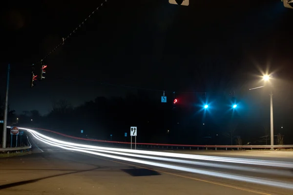 Traffic-light trails van auto 's — Stockfoto