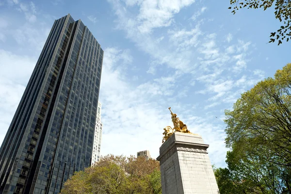 Central park gouden standbeeld — Stockfoto