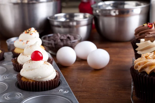 Baking Gourmet Cupcakes — Stock Photo, Image