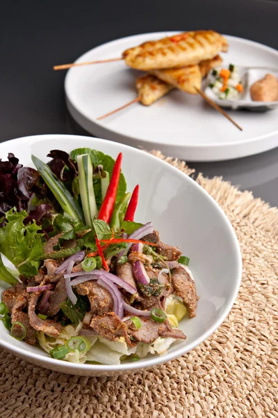 Num tok Thaise biefstuk rundvlees salade — Stockfoto