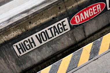 Yüksek Voltaj Tehlike işareti