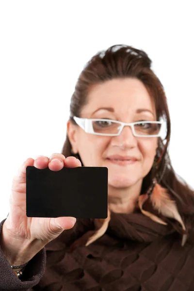 Mujer mostrando tarjeta de regalo —  Fotos de Stock