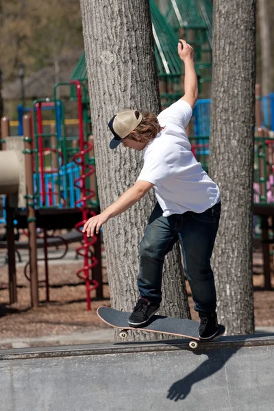 Skateboarder σε μια κεκλιμένη ράμπα — Stockfoto