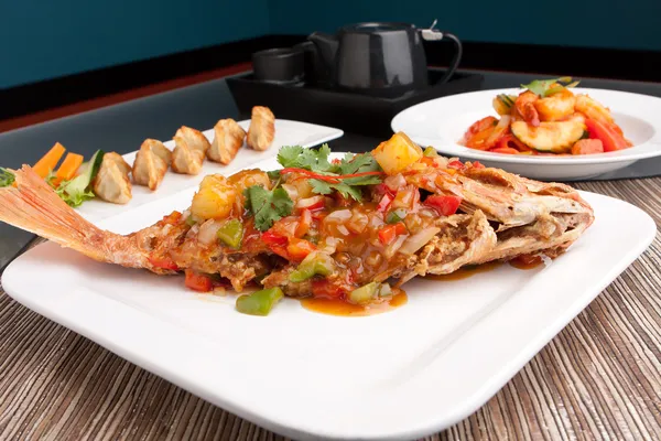 Snapper rosso con salsa Tamarind — Foto Stock