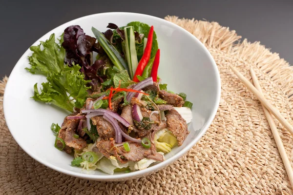Salada de carne de bife tailandesa num tok — Fotografia de Stock