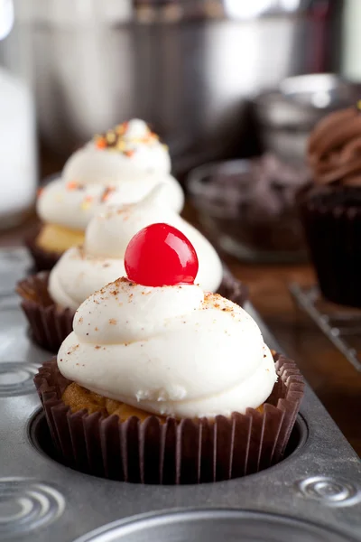 Üstte bir kiraz ile cupcake — Stok fotoğraf