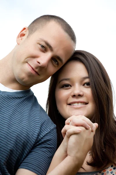 Szczęśliwe małżeństwo interracial — Zdjęcie stockowe