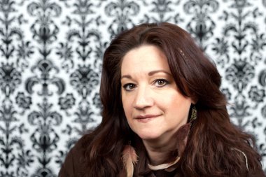 İtalyan kadın gülümsüyor