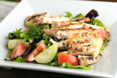 Nefis ızgara tavuk salata