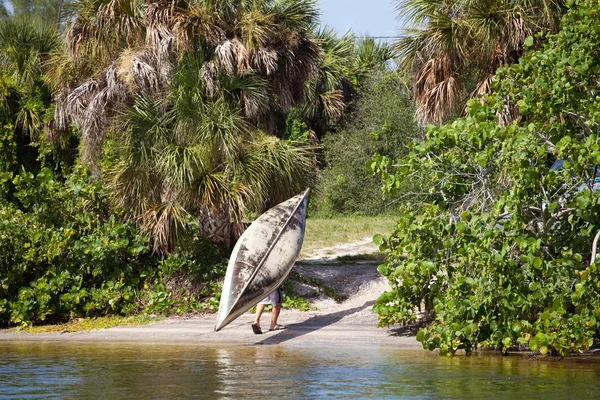 Man Carrying a Canoe — Stock Photo, Image