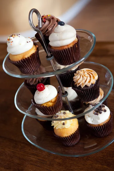 Cupcakes en una bandeja estratificada — Foto de Stock