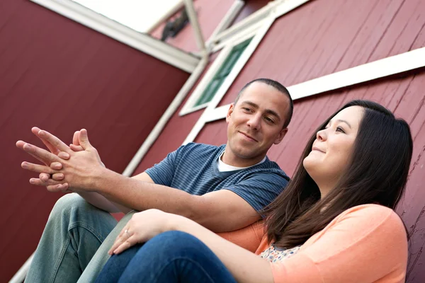 Casal conversando juntos — Fotografia de Stock