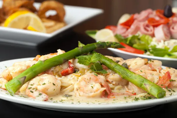 Shrimp Scampi with Asparagus — Stock Photo, Image