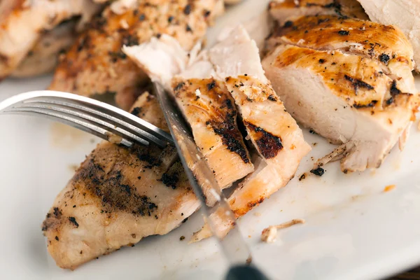 Slicing Grilled Chicken — Stock Photo, Image