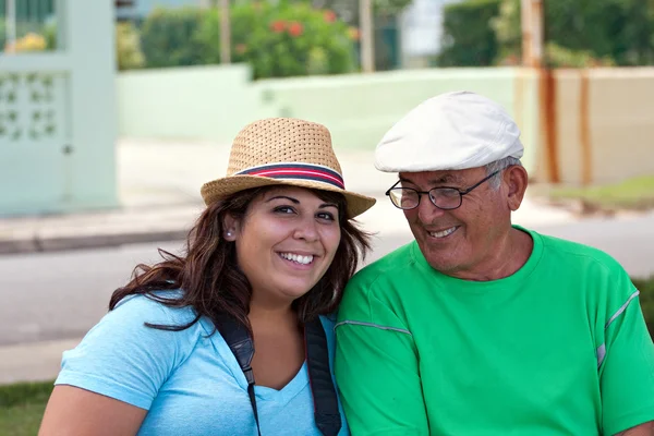Hispanische Frau mit ihrem Großvater — Stockfoto