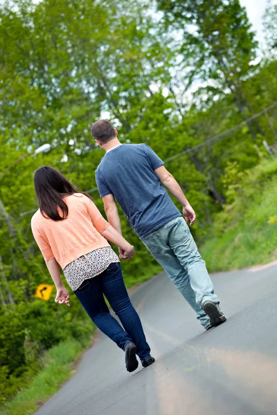 Homem e mulher andando na rua — Fotografia de Stock