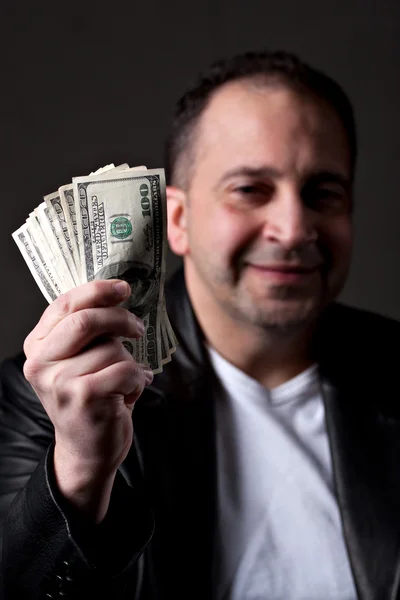 Mann hält Bargeld in der Hand — Stockfoto