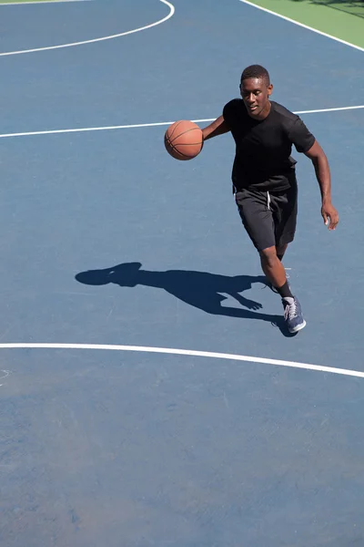Giocatore di basket dribbling — Foto Stock