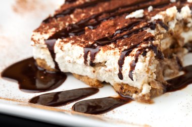 tiramisu, çikolatalı sos ile