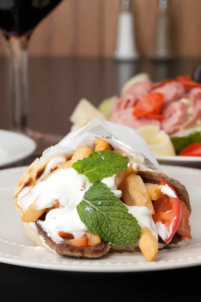 Griekse gyro pita wrap — Stockfoto