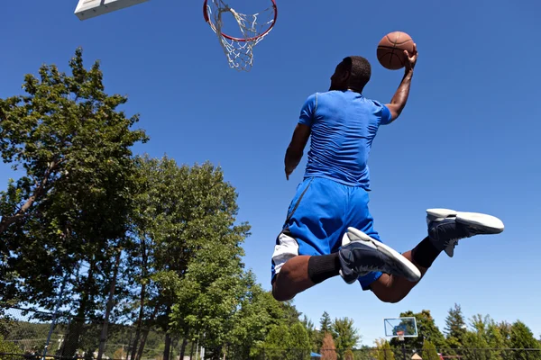 Bir basketbol dunking adam — Stok fotoğraf