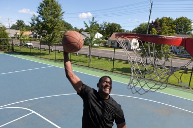 bir basketbol dunking adam
