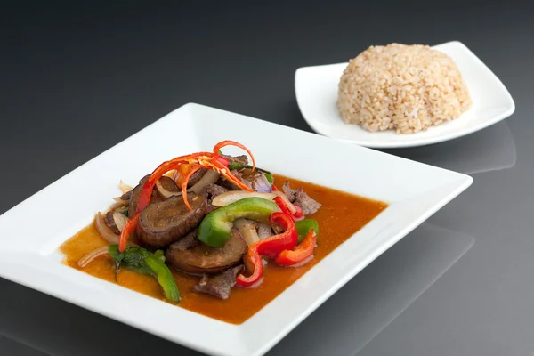 Spicy thai aubergine en bruine rijst — Stockfoto