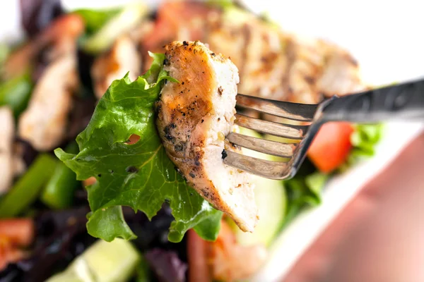 Heerlijke gegrilde kippensalade — Stockfoto