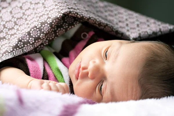 Neugeborenes Baby wacht auf — Stockfoto