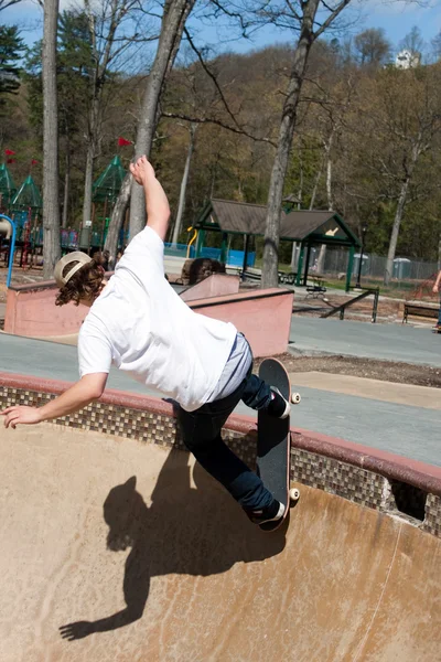 Skater arbetar skålen — Stockfoto