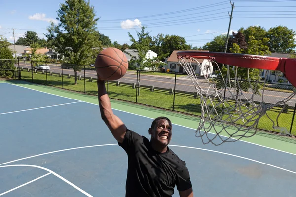 Людина Dunking баскетболу — стокове фото