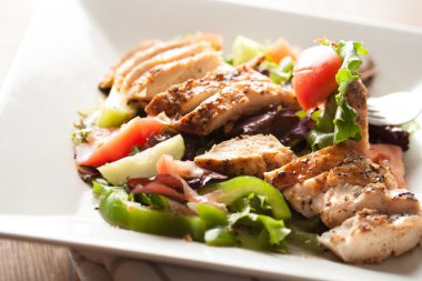 Nefis ızgara tavuk salata