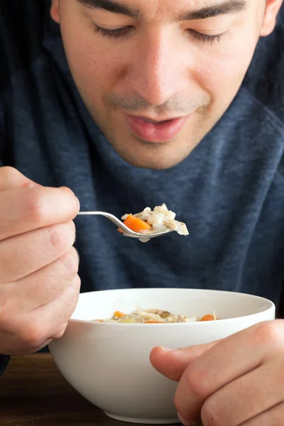 Uomo che mangia zuppa di pollo — Foto Stock