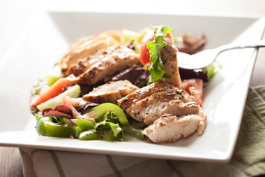 Nefis ızgara tavuk salata