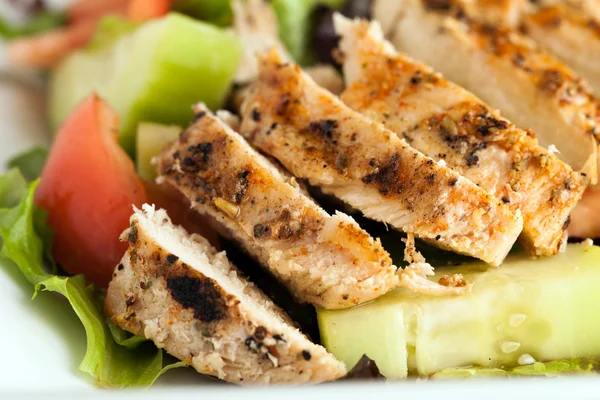 Deliciosa ensalada de pollo a la plancha — Foto de Stock