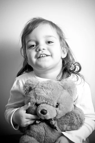 Дівчина з її плюшевим ведмедем — стокове фото