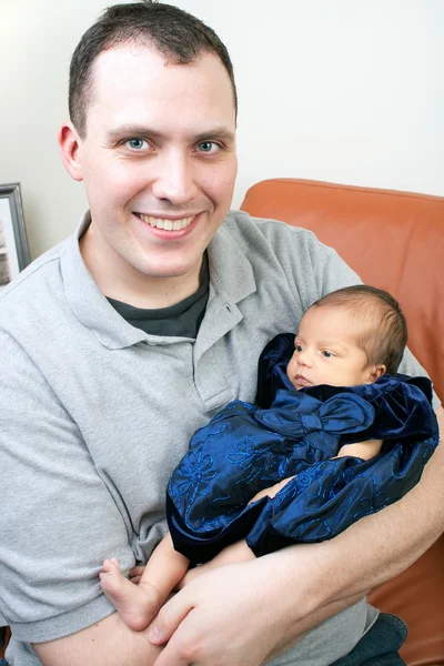 Glücklicher Vater hält seine Tochter — Stockfoto