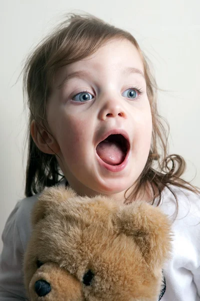 Meisje met haar teddybeer — Stockfoto