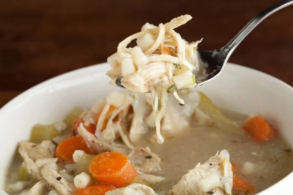 Куриная ложка супа — стоковое фото