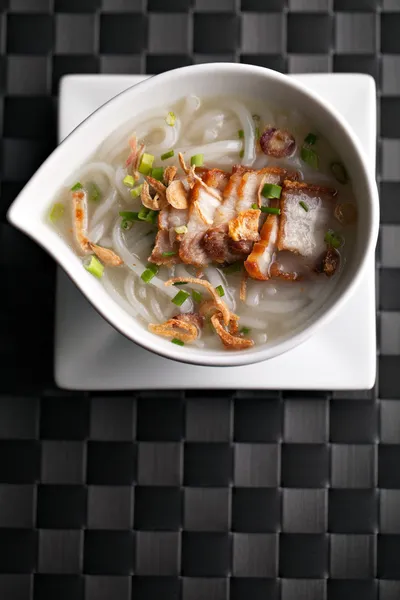 Sopa de macarrão tailandês com carne de porco crocante — Fotografia de Stock